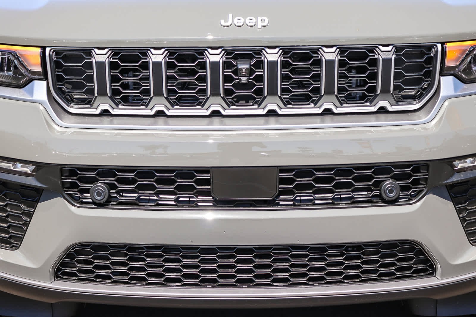 New 2027 Sting-Gray Clear-Coat Paint Jeep Limited image 9
