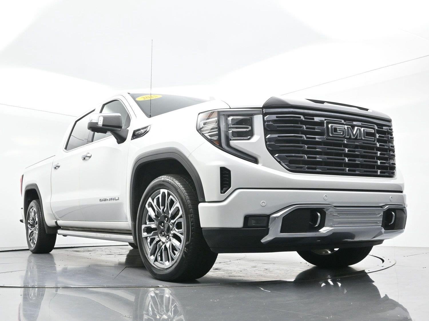 Used 2025 White Frost Tricoat GMC Denali Ultimate image 48