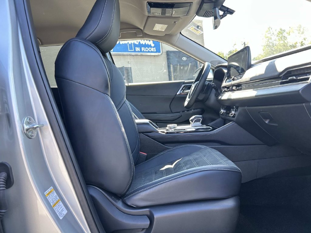 Used 2025 Silver Mitsubishi SE image 18