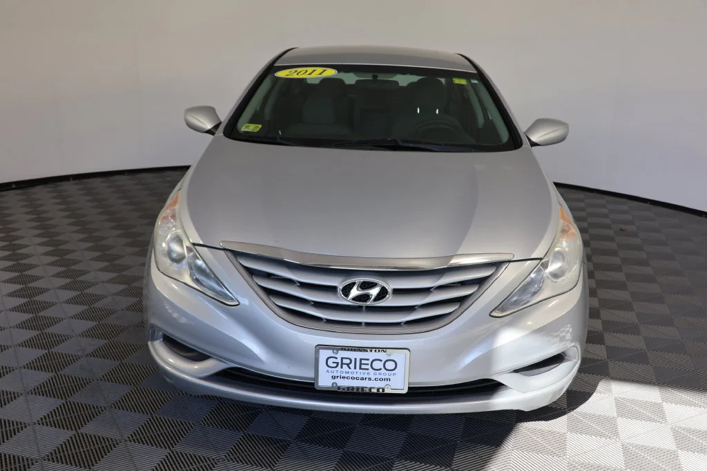 Used 2011 Radiant Silver Metallic Hyundai GLS image 3