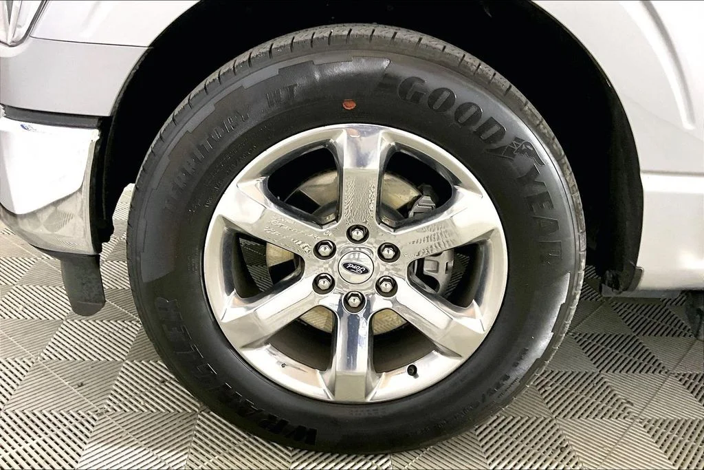 Used 2023 Silver Metallic Ford Lariat image 7