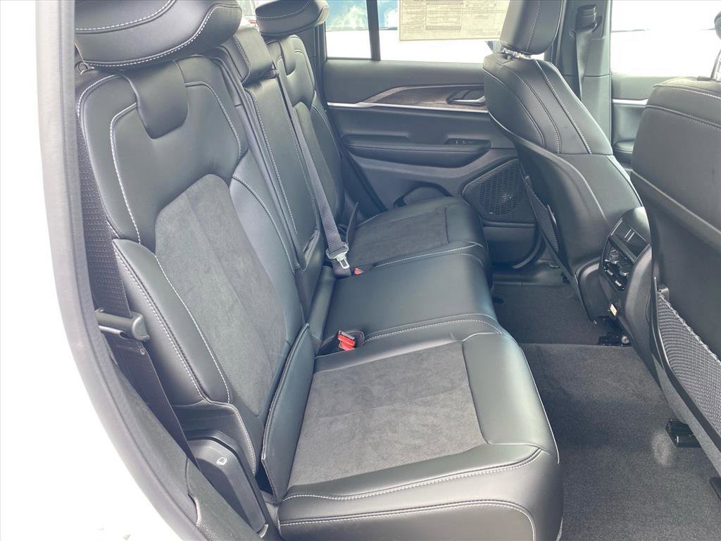 New 2026 Bright White Clear-Coat Exterior Paint Jeep Altitude image 16