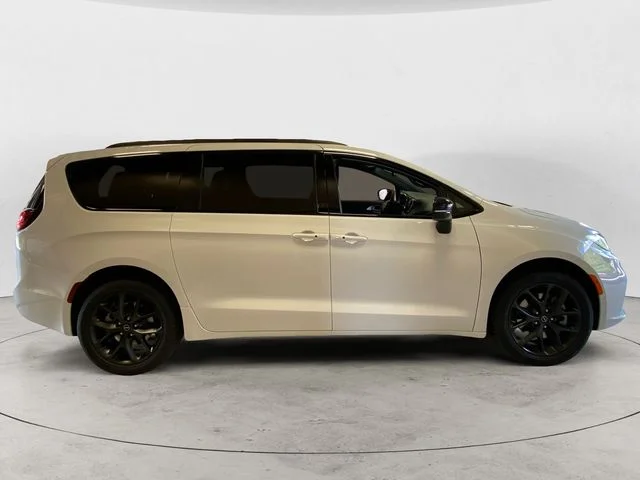 New 2026 Bright White Chrysler LIMITED AWD image 7
