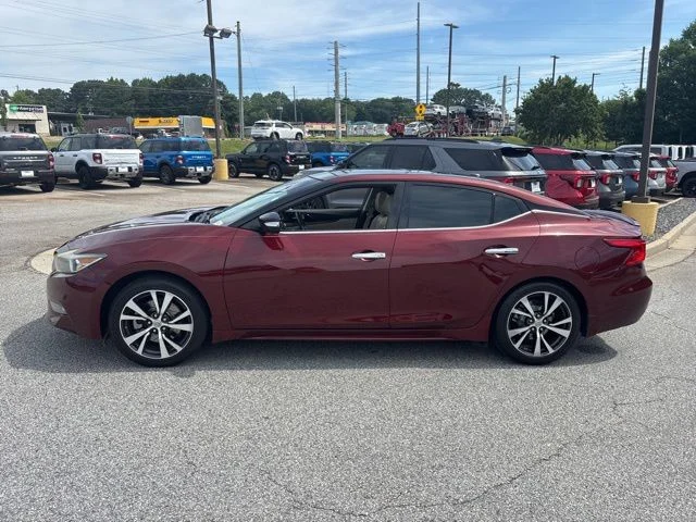 Used 2016 Red Nissan Platinum image 5