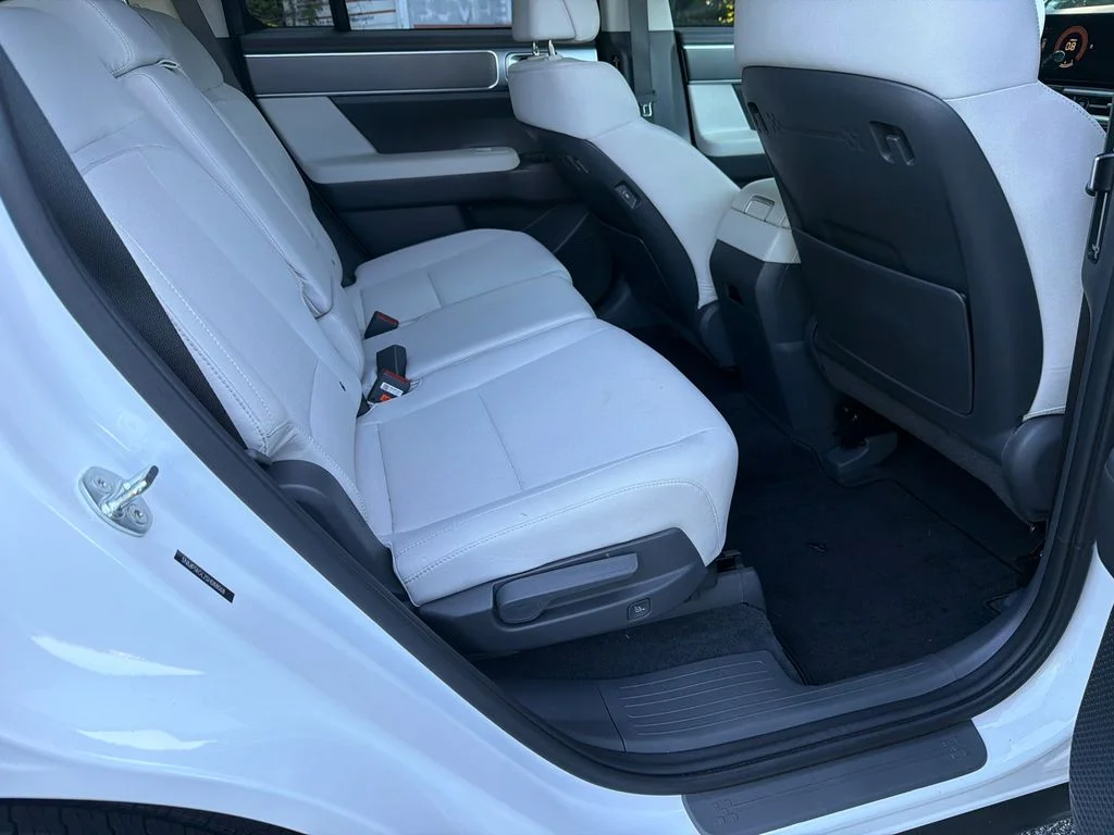Used 2025 White Hyundai SE image 15