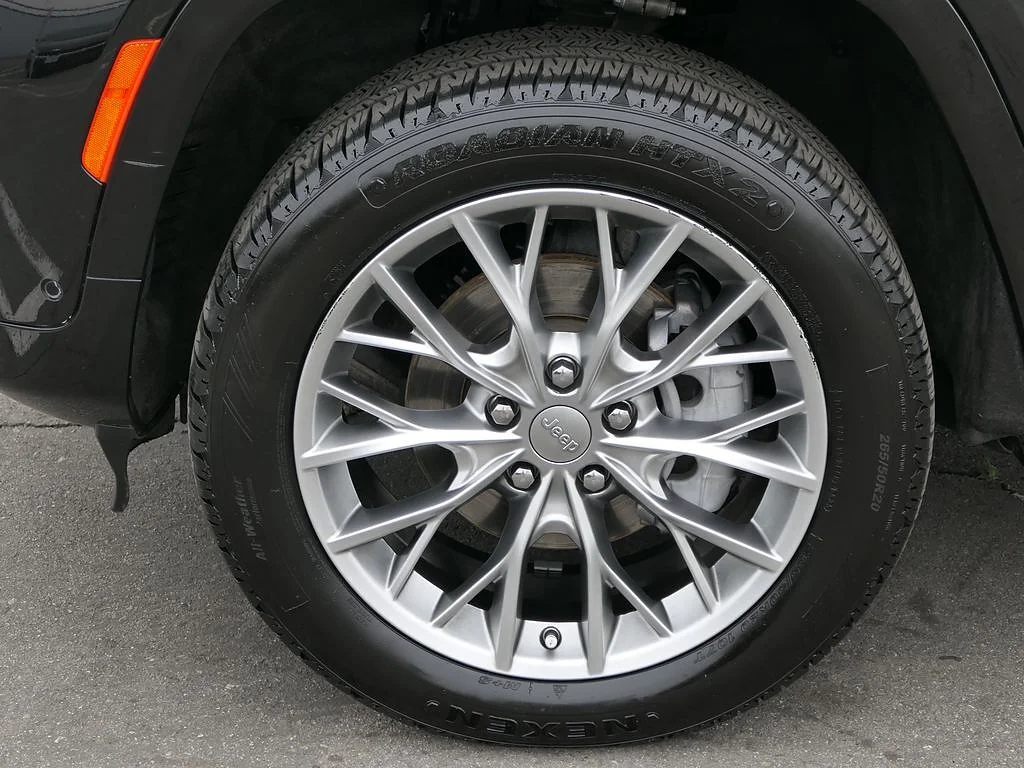 Used 2023 Diamond Black Crystal Pearl Coat Jeep Summit image 8