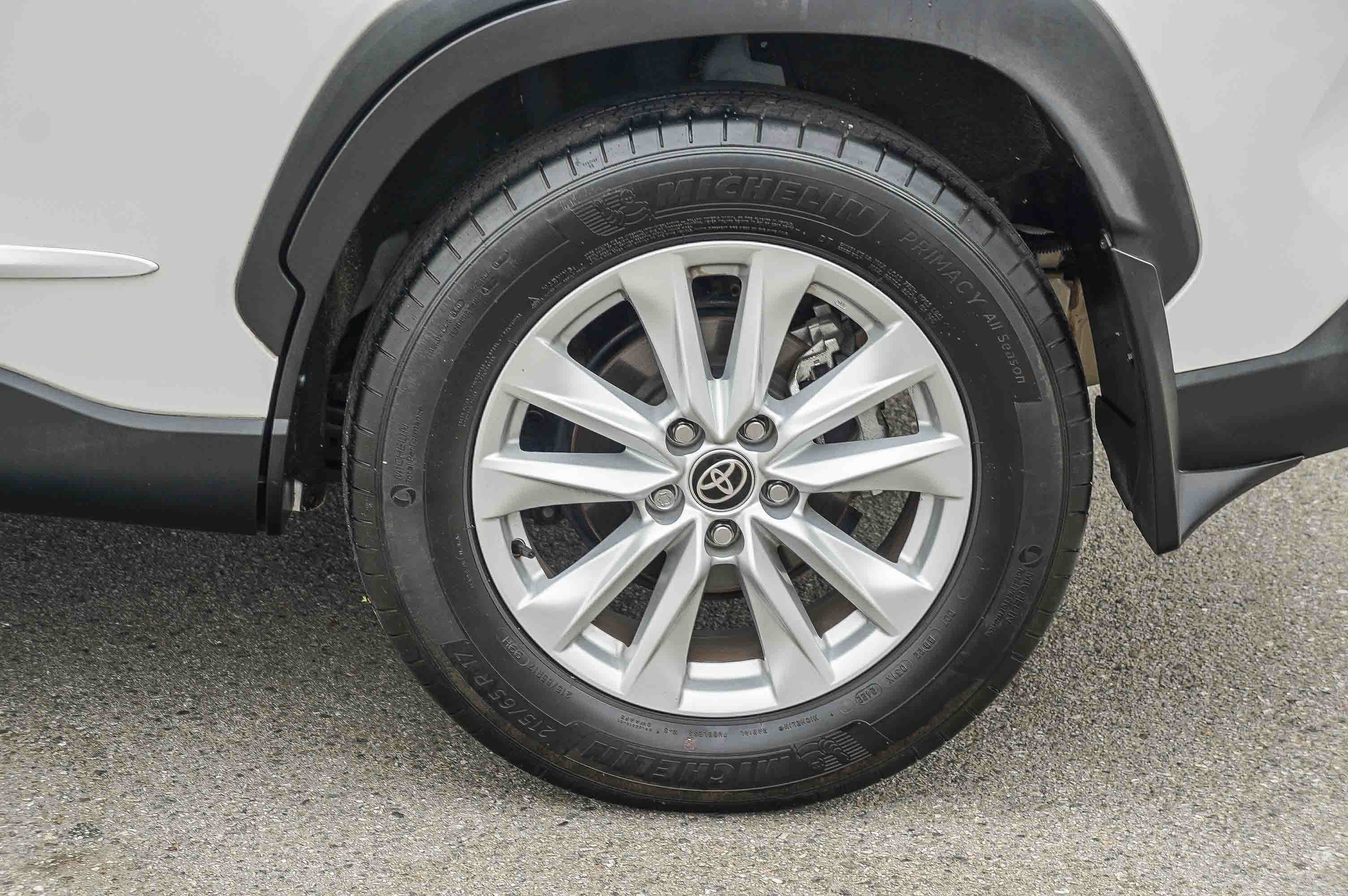 Used 2022 WIND CHILL PEARL TOYOTA TRUCK LE image 11