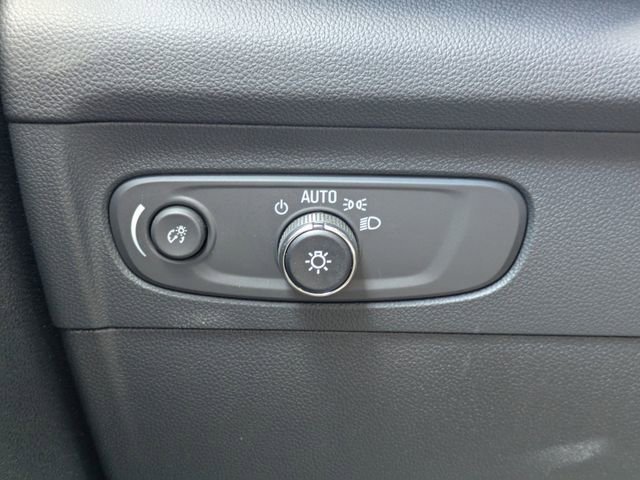 Used 2023 Summit White Buick Essence image 30
