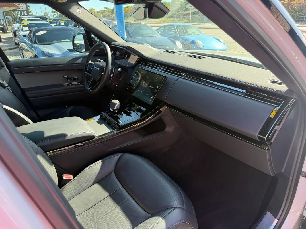 Used 2024  Land Rover Dynamic SE image 20