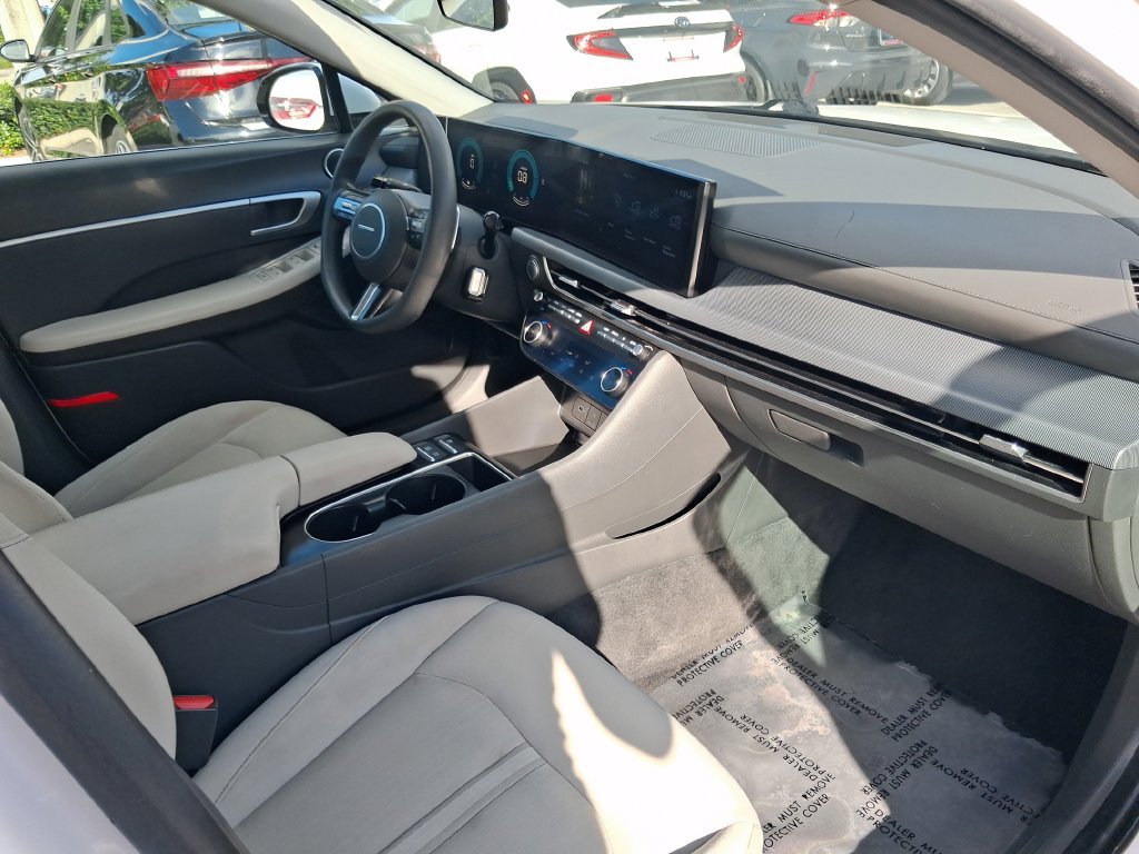Used 2024 White Hyundai SEL image 25