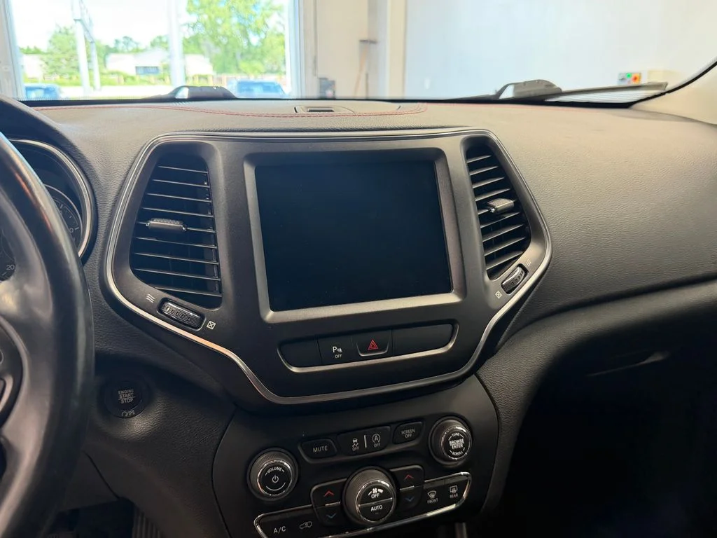 Used 2020 Red Jeep Trailhawk image 17