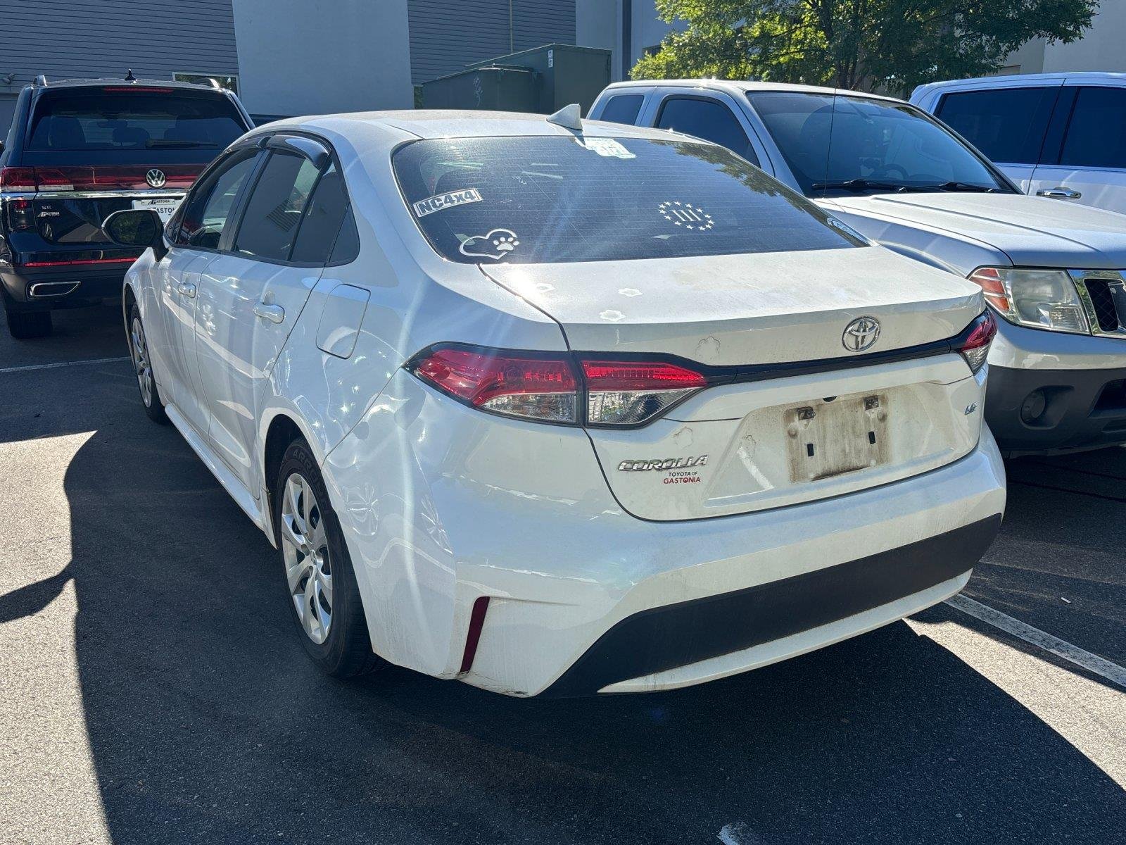 Used 2022 Super White Toyota LE image 3