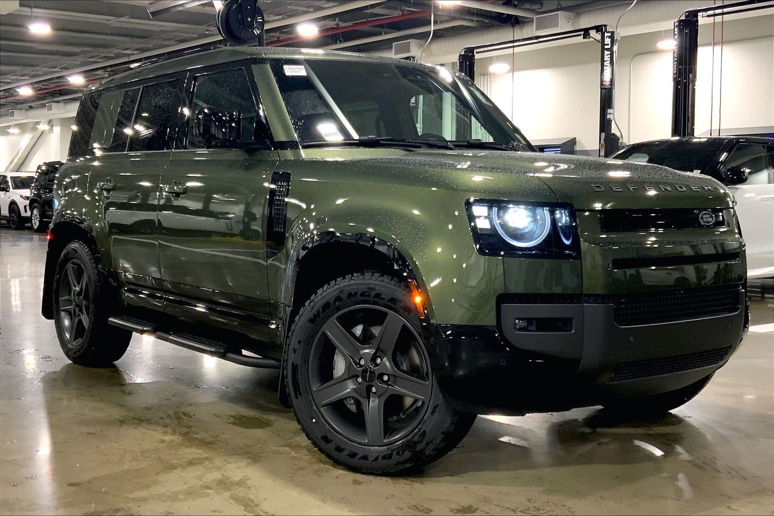 New 2026 Woolstone Green Land Rover X-Dynamic SE image 2