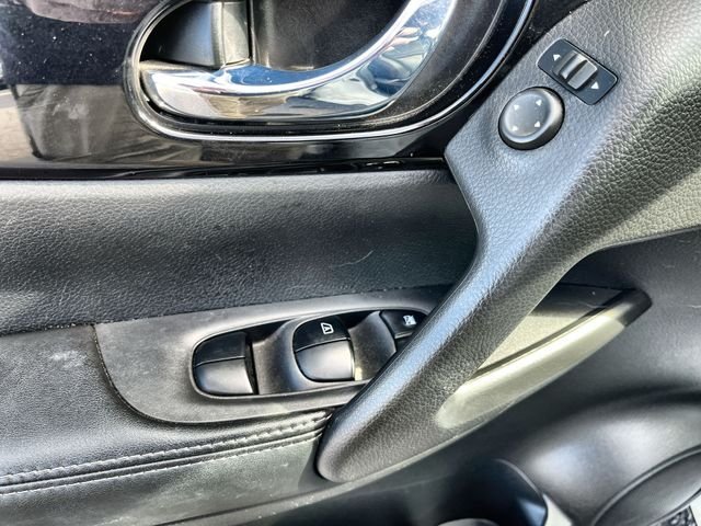 Used 2017 White Nissan SL image 17