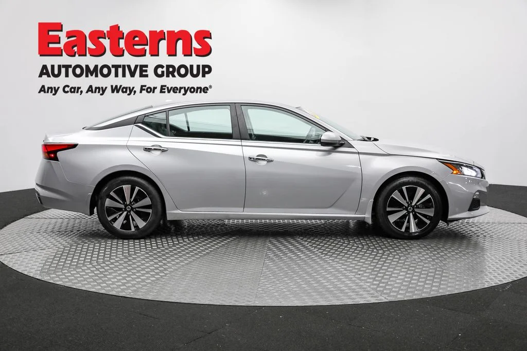 Used 2022 Silver Nissan 2.5 SV image 4