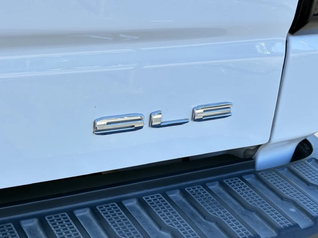 Used 2022 SUMMIT WHITE GMC SLE image 12