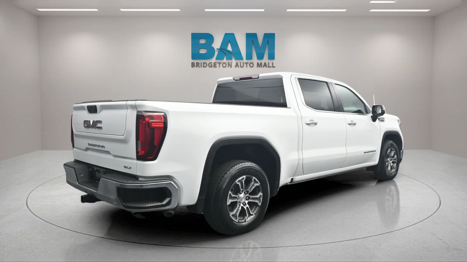 Used 2025 Summit White GMC SLT image 2