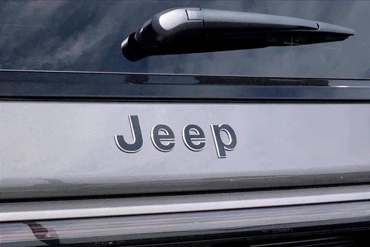New 2026 Baltic-Gray Metallic Clear-Coat Exterior Paint Jeep Limited Reserve image 14