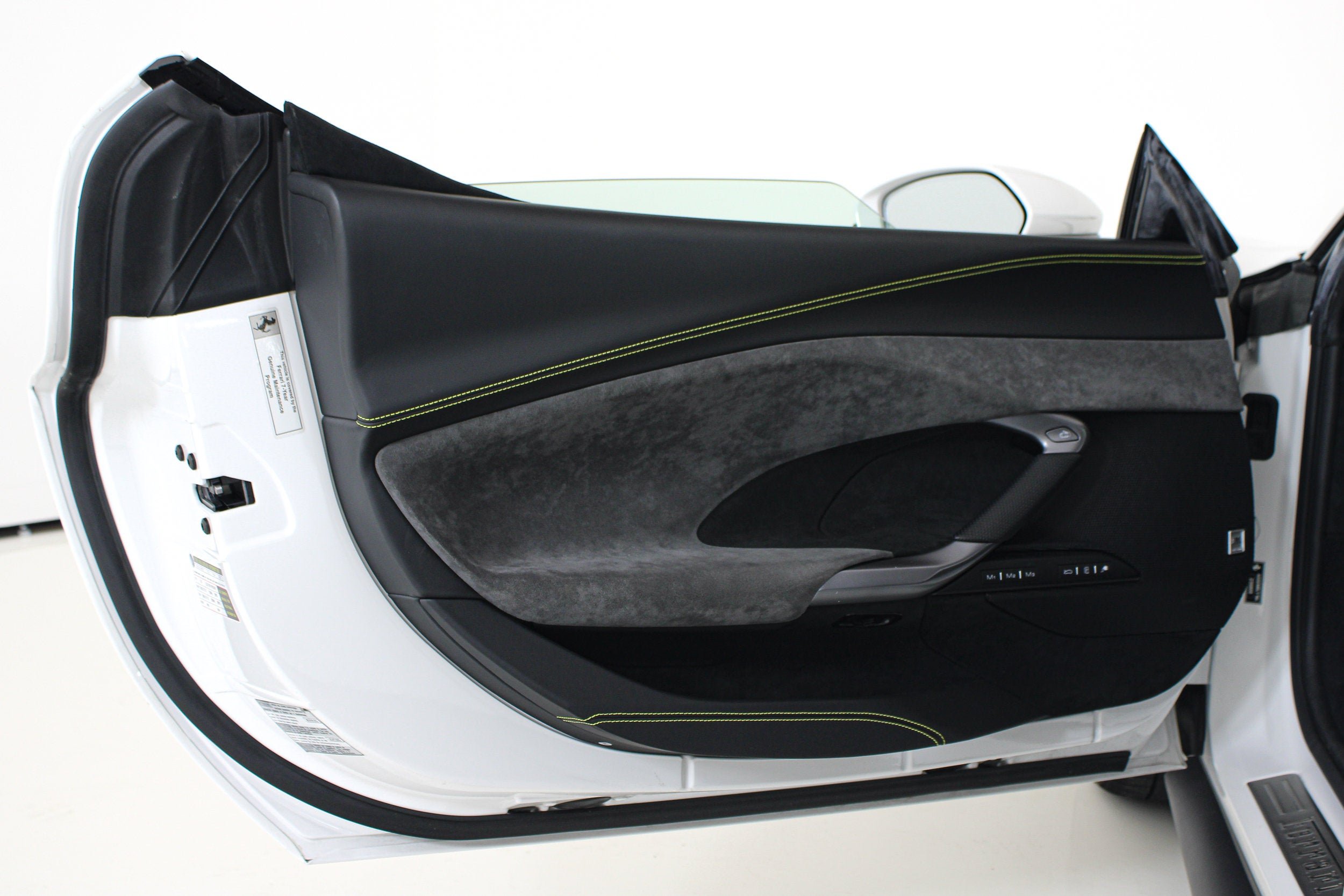 Used 2025 Bianco Cervino Ferrari  image 33