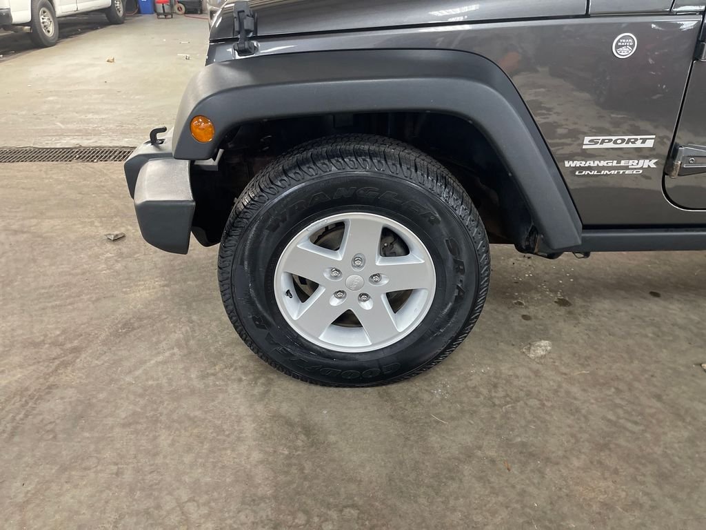 Used 2018 Gray Jeep Unlimited Sport image 11