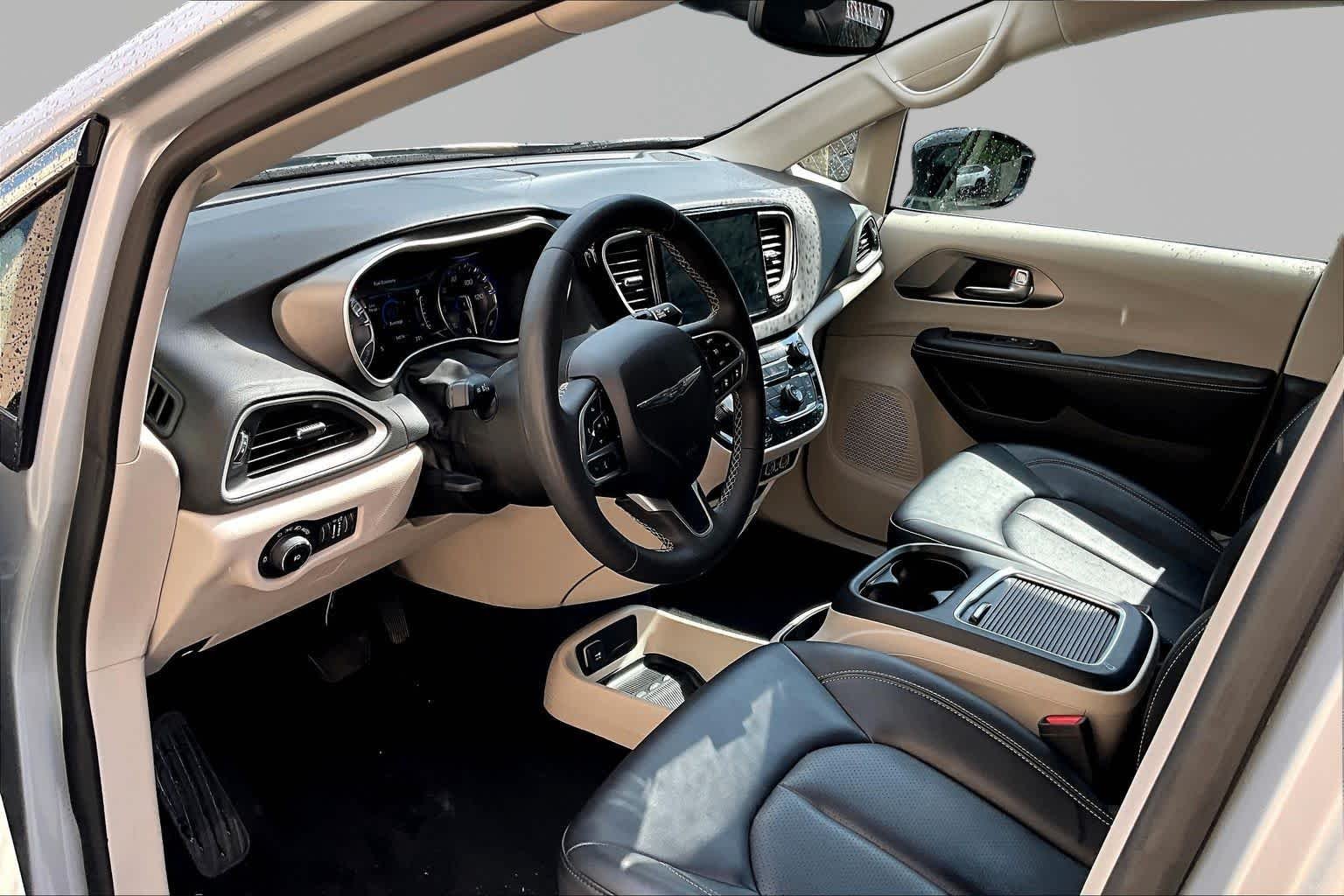 Used 2024 Silver Mist Clearcoat Chrysler Touring L image 18