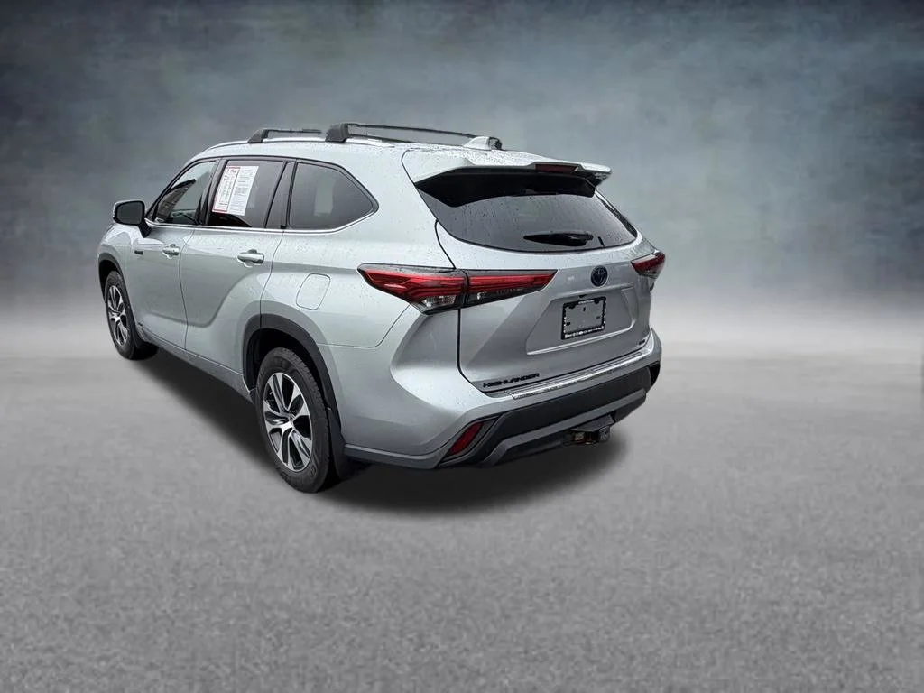 Used 2021 Silver Toyota XLE image 3