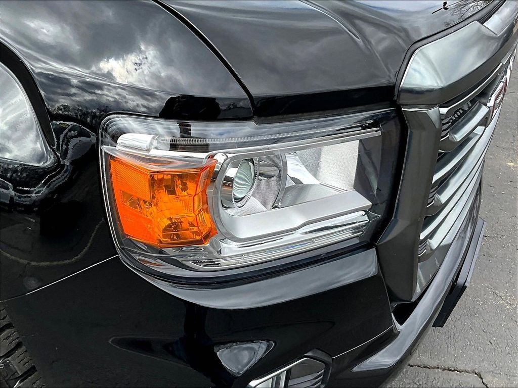Used 2022 Black GMC AT4 w/Cloth image 32