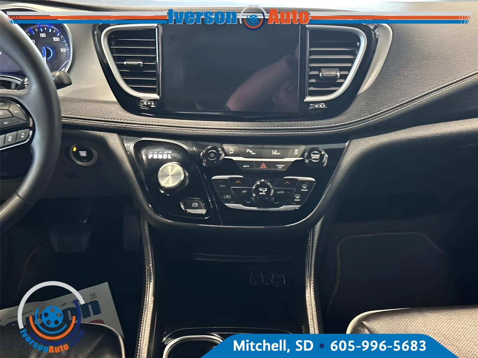 Used 2025 Ceramic Gray Clearcoat Chrysler Limited image 29