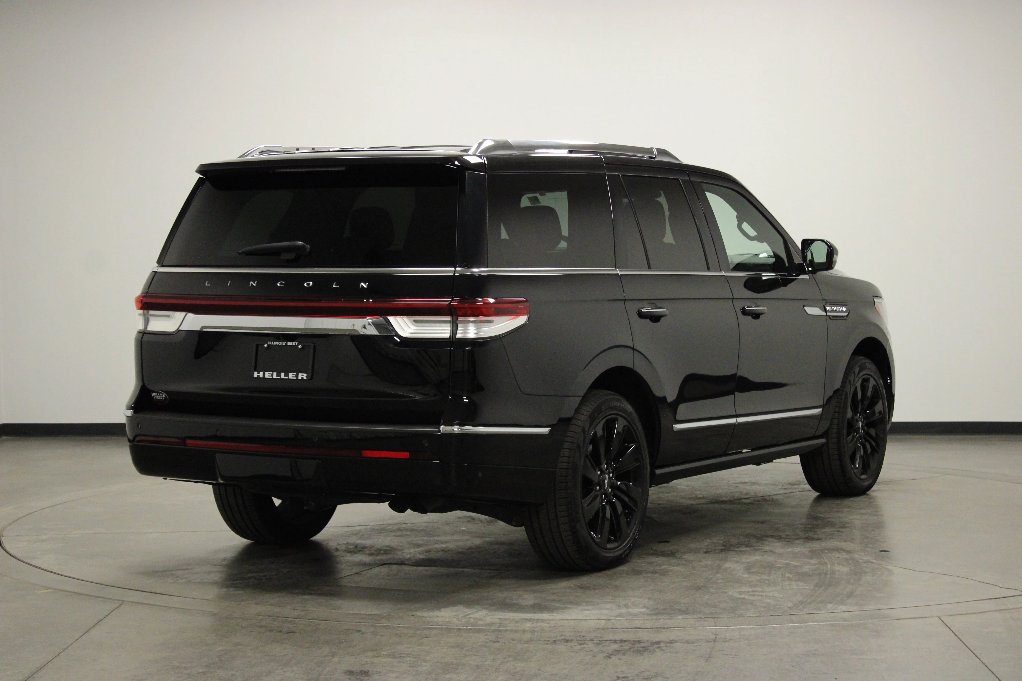 Used 2024 Infinite Black Metallic Clearcoat Lincoln Reserve image 8