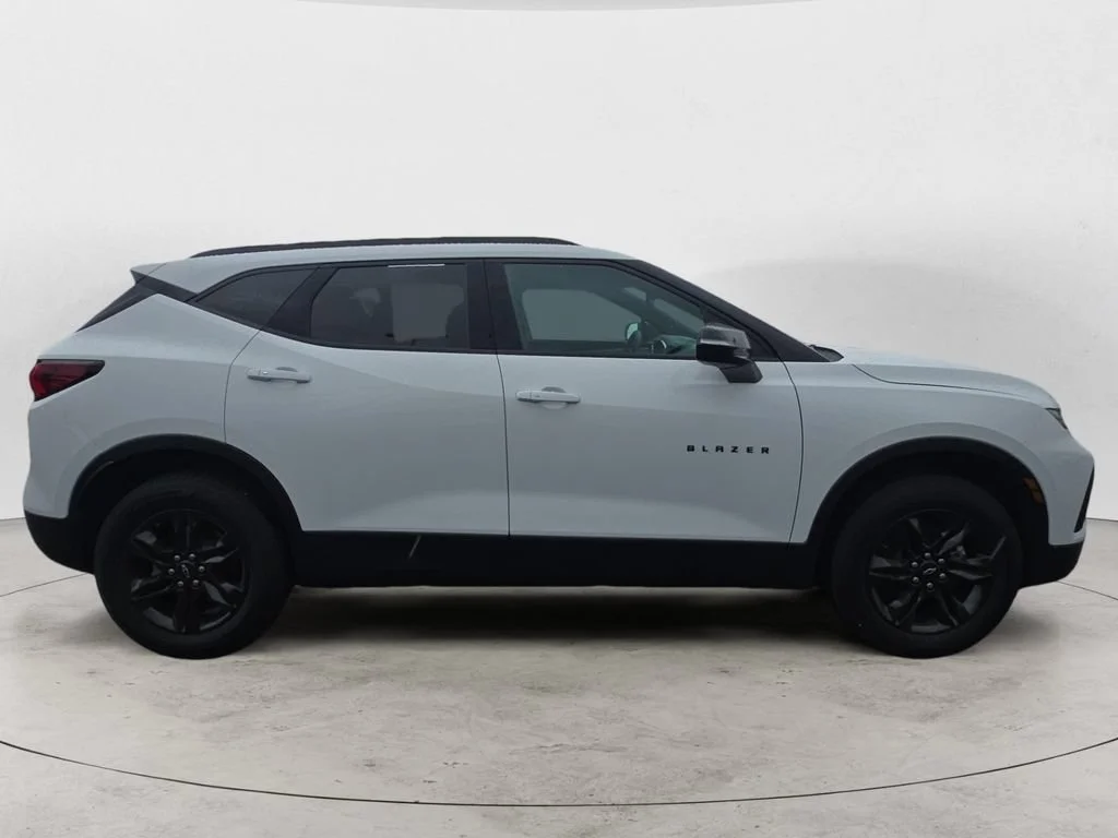 Used 2021 Summit White Chevrolet 2LT image 4