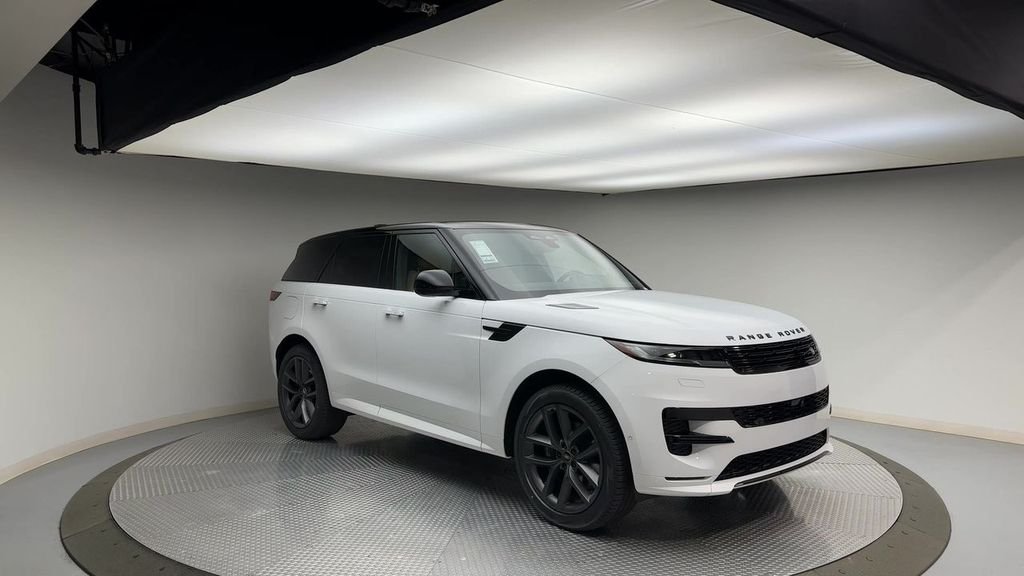 Used 2024 Fuji White Land Rover Dynamic SE image 2