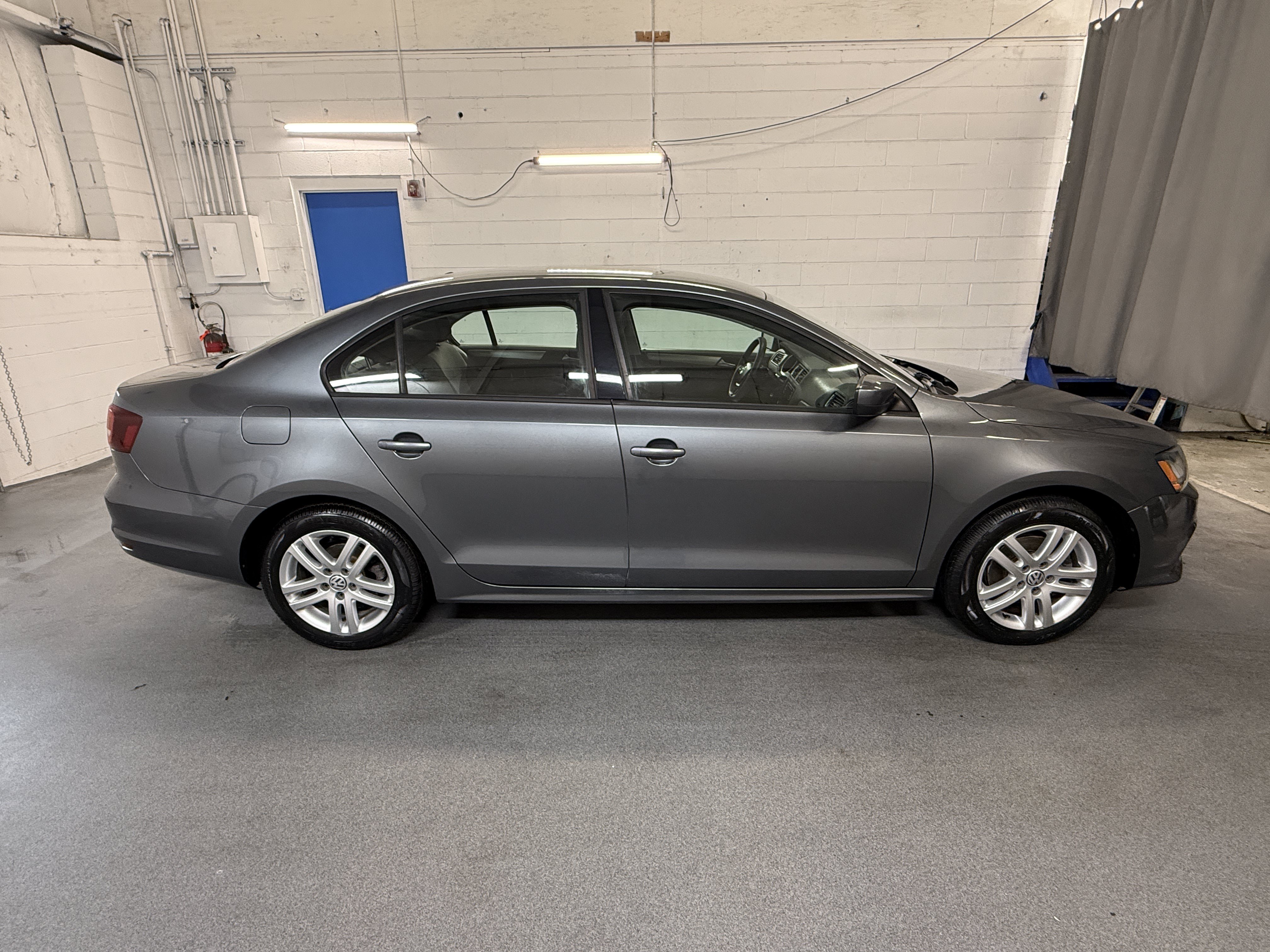 Used 2018 Platinum Gray Metallic Volkswagen 1.4T S image 10