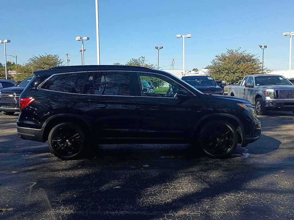 Certified Used 2022 Crystal Black Pearl Honda SE image 2