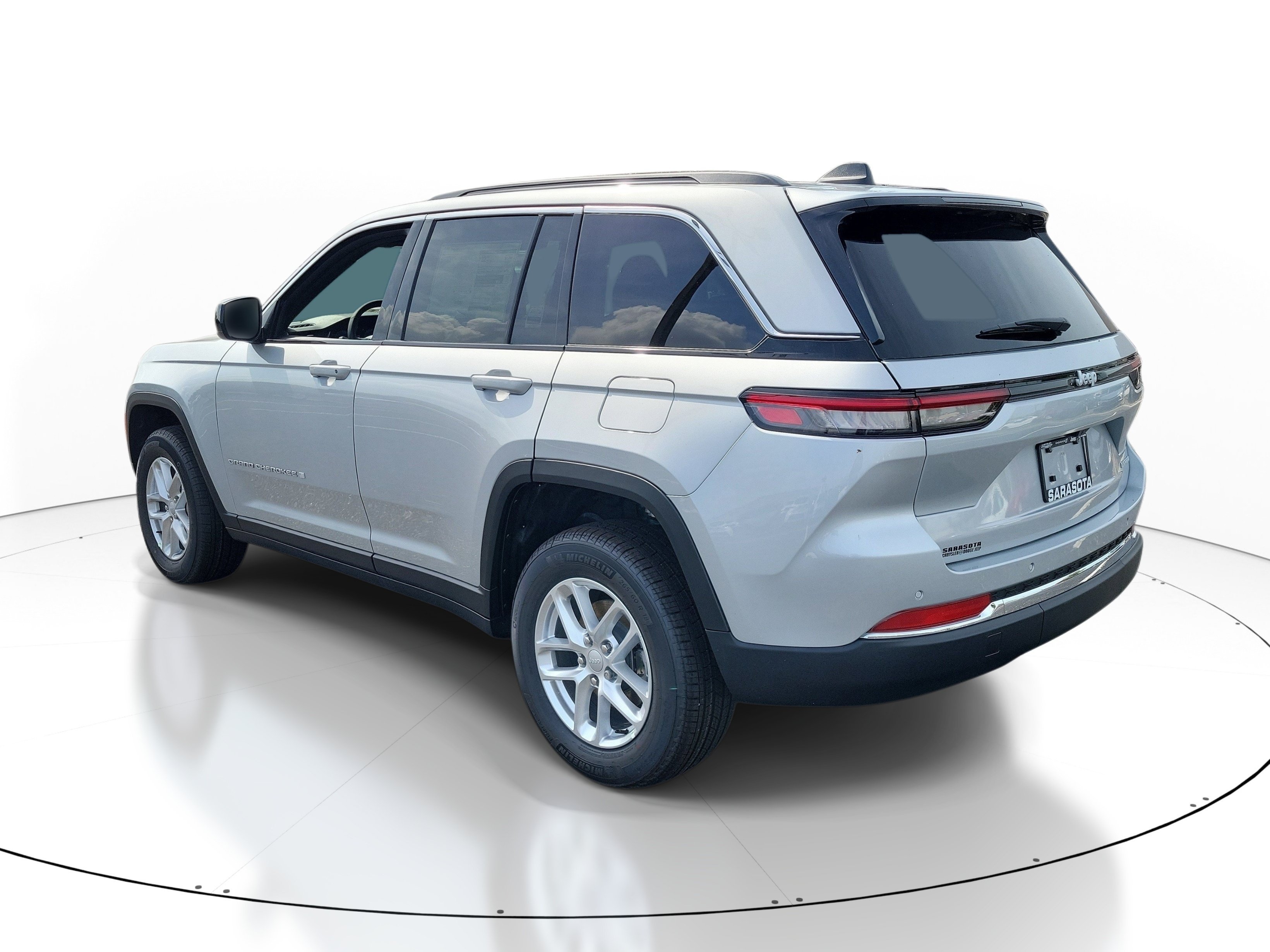 New 2026 Silver Zynith Jeep Laredo X image 4