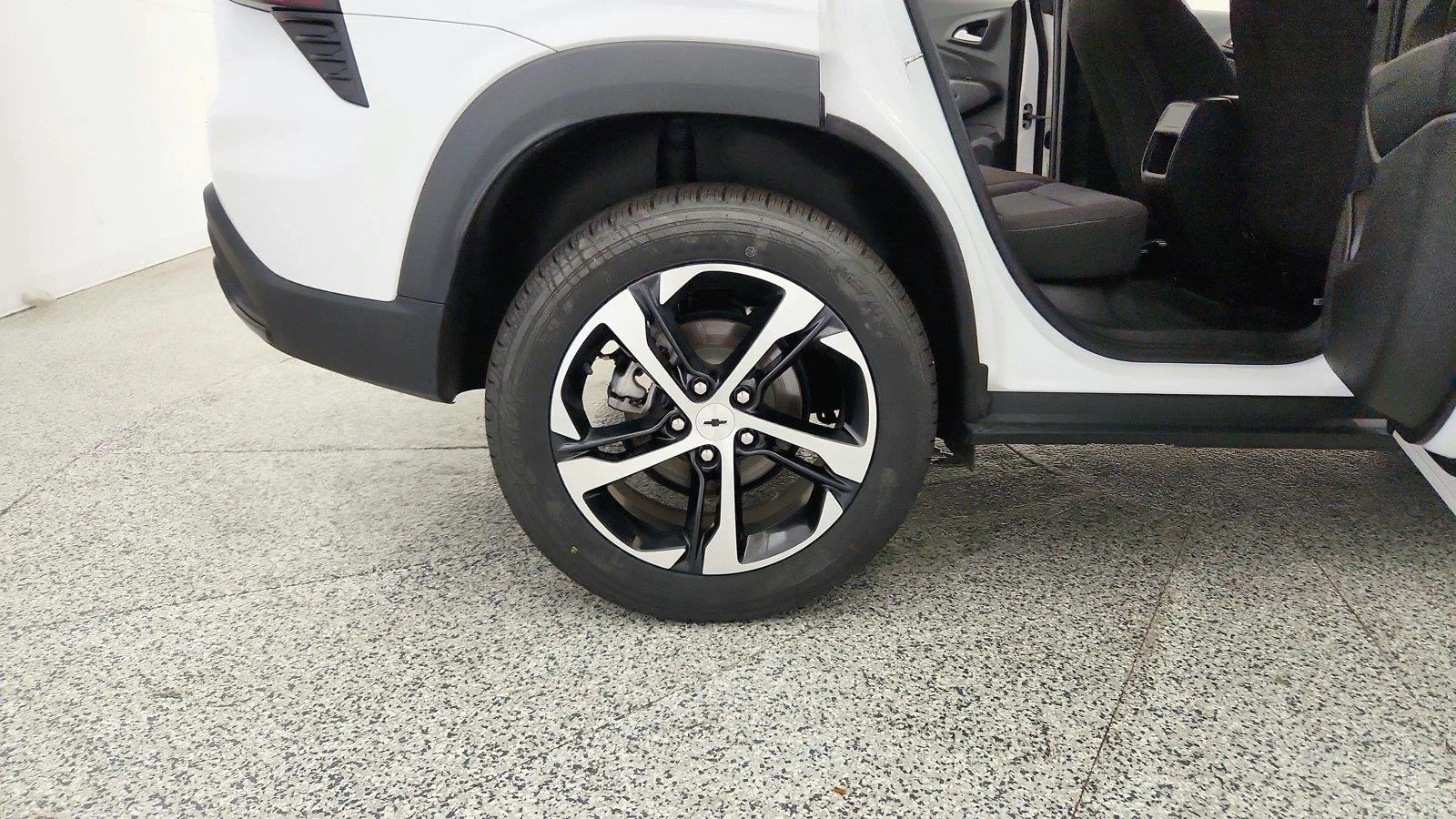 Used 2024 Summit White Chevrolet 1RS image 30