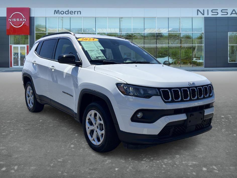 Used 2024 Bright White Clearcoat Jeep Latitude image 3