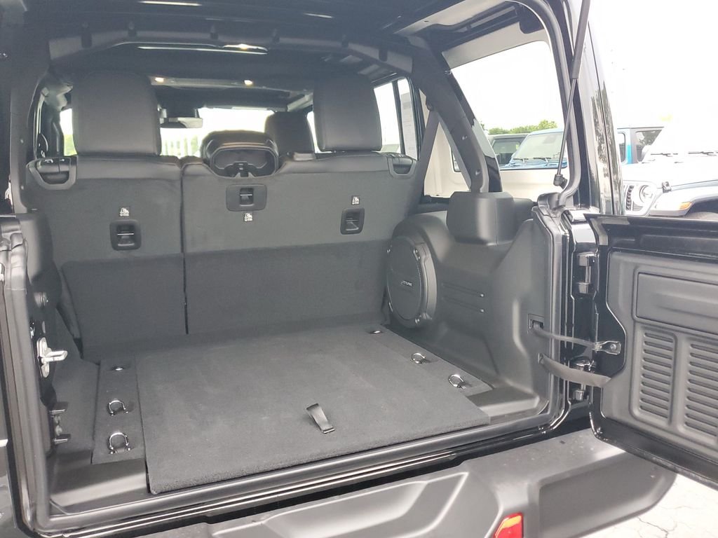 New 2026 Black Clear-Coat Exterior Paint Jeep Sahara image 9
