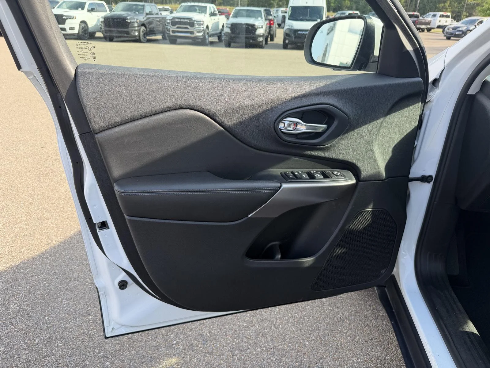 Used 2019 Bright White Clearcoat Jeep Latitude Plus image 16