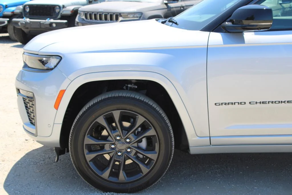 New 2026 Silver Zynith Exterior Paint Jeep Limited Reserve image 7
