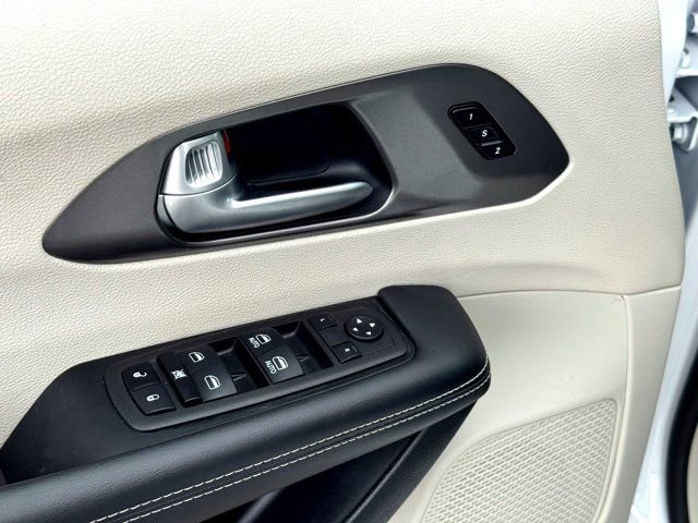 Used 2024 White Chrysler Select image 15