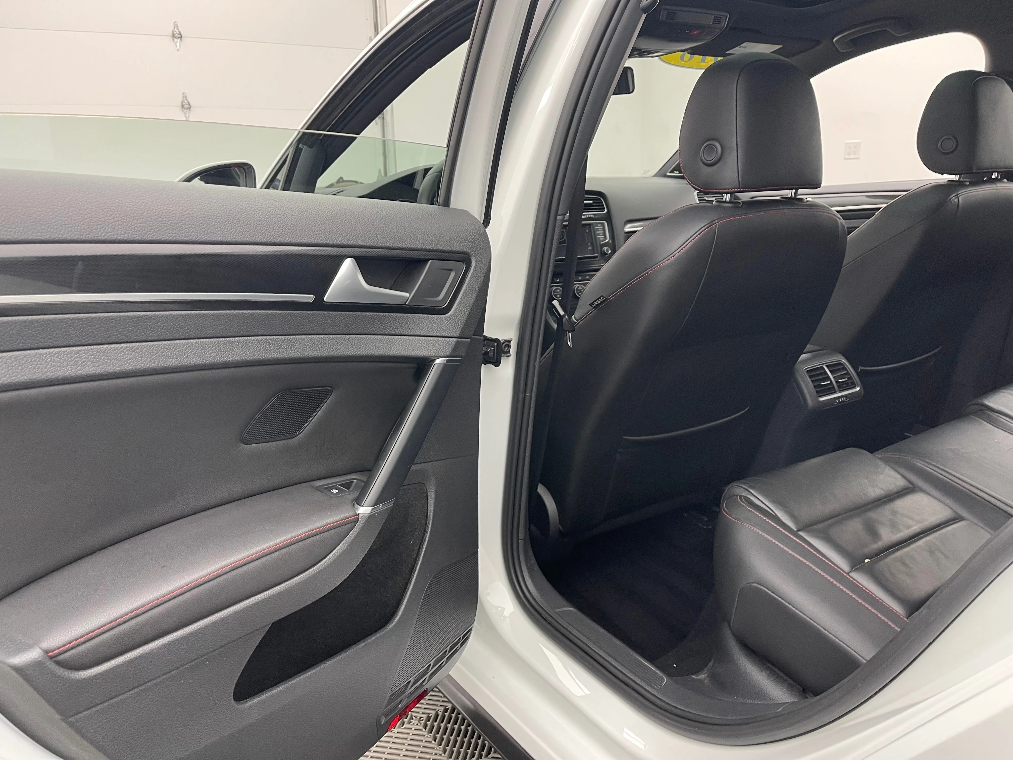 Used 2016 Pure White Volkswagen Autobahn image 37