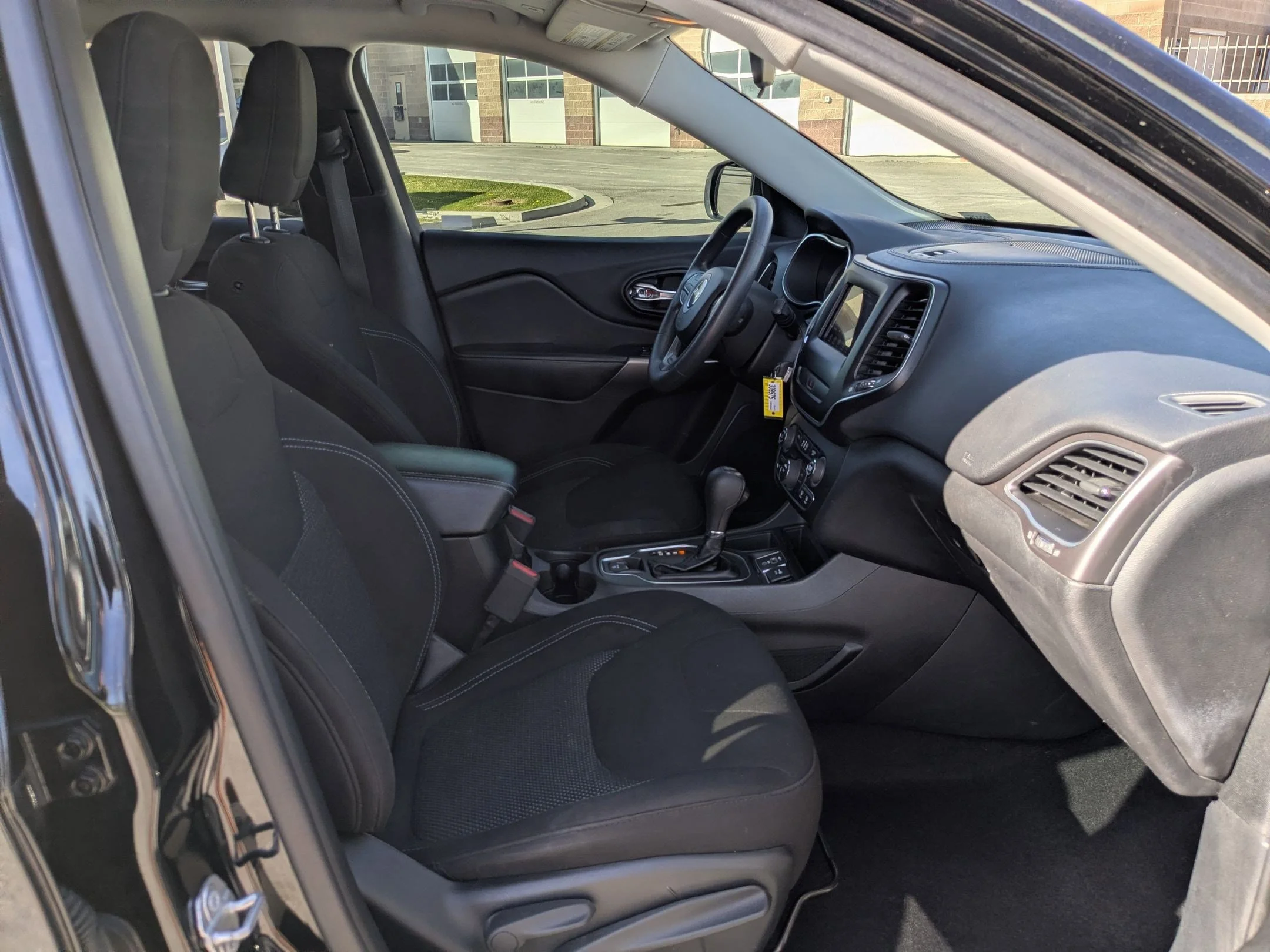 Used 2019 Diamond Black Crystal Pearlcoat Jeep Latitude image 26