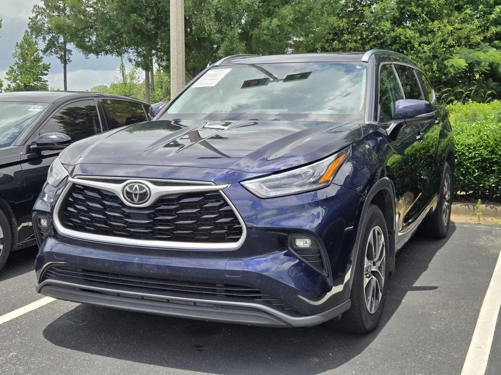 Used 2021  Toyota XLE image 3