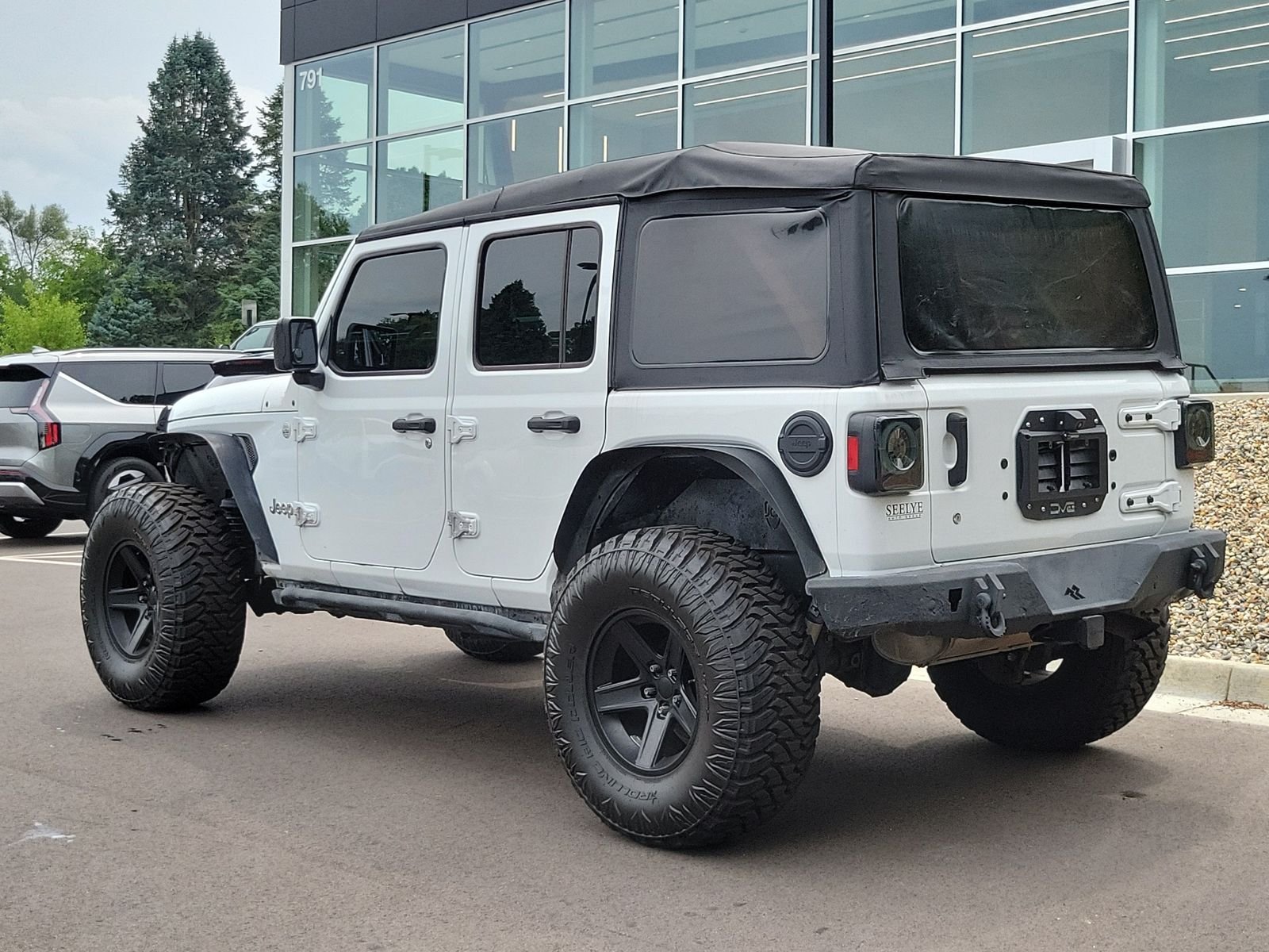 Used 2019 White Jeep Unlimited Sport image 4