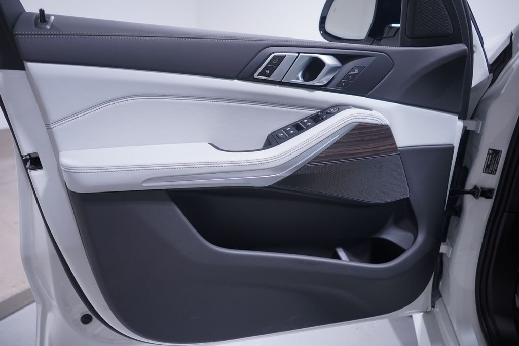 New 2026 Alpine White BMW sDrive40i image 10
