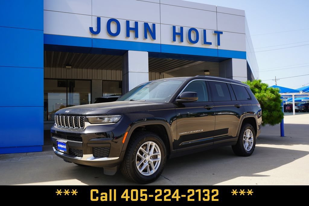 Used 2023  Jeep Laredo image 1