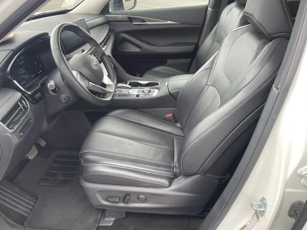 Used 2025 Majestic White INFINITI LUXE image 16