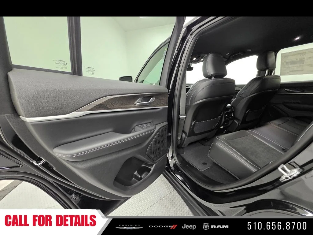 New 2026 Diamond Black Crystal Pearl-Coat Exterior Paint Jeep Altitude image 10