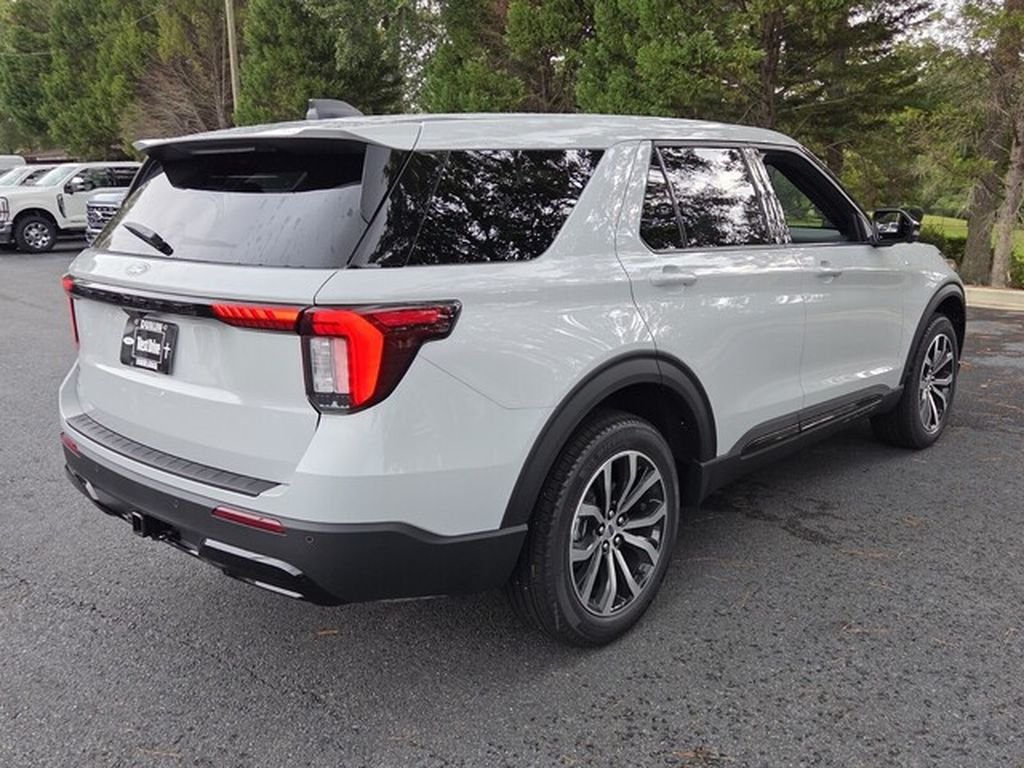 New 2027 Avalanche Gray Ford ST-Line image 17