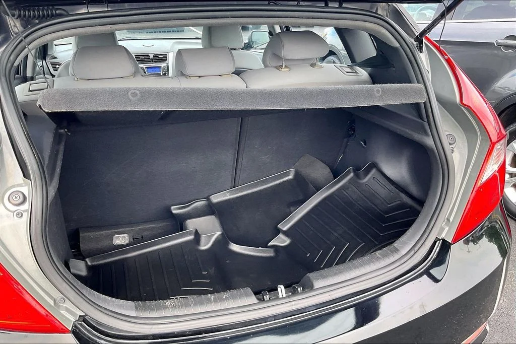 Used 2013 Black Hyundai SE image 25